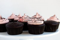 Tự làm bánh cupcake socola dâu tây