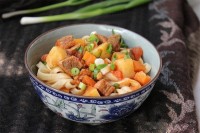 Cách làm phở hầm thịt bò cà chua cho bữa sáng