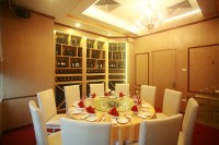 Không gian nhà hàng tuyệt đẹp với khăn trải bàn và áo phủ ghế