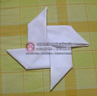 Gấp khăn napkin hình chiếc chong chóng 2