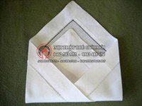 Chi tiết gấp khăn napkin hình một chiếc phong bì