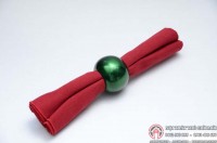 Gấp khăn ăn cuốn đúp với vật trang trí