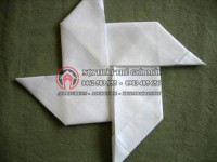Cách gấp khăn napkin hình chiếc chong chóng tre