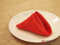 Cách gấp khăn napkin hình kim tự tháp