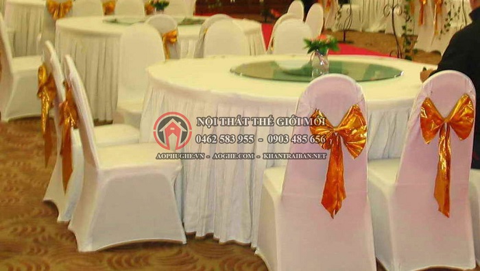 Các mẫu áo phủ ghế tiệc cưới màu trắng