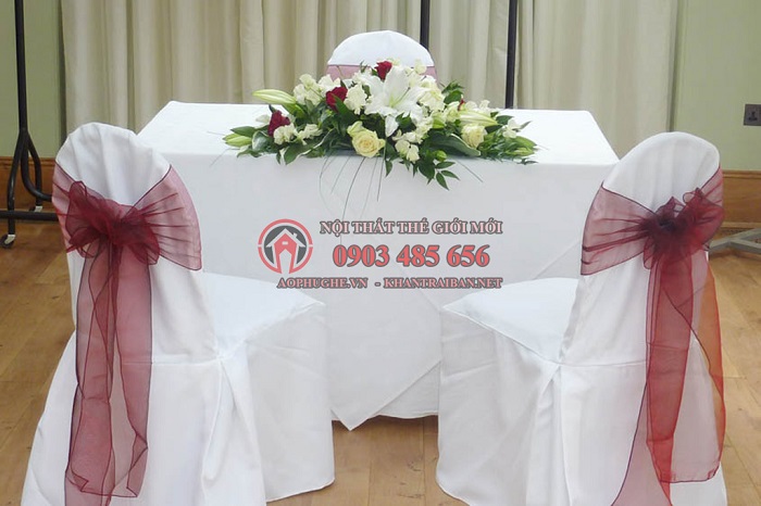 Các mẫu áo phủ ghế tiệc cưới màu trắng
